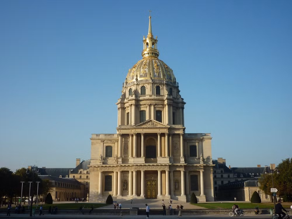 Phía Nam của cung điện là nhà thờ Saint-Louis, vừa là nhà thờ quân đội, vừa là nhà thờ hoàng gia. Nhà thờ có mái vòm dát 10kg vàng, phần đỉnh cao trên 30m.