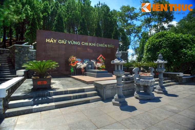 Sau mộ là hàng chữ "Hãy giữ vững chí khí chiến đấu”, lời cố Tổng bí thư nói trước khi trút hơi thở cuối cùng vì đòn tra tấn của thực dân vào ngày 6/9/1931 ở Nhà thương Chợ Quán, Sài Gòn, ở độ tuổi 26.