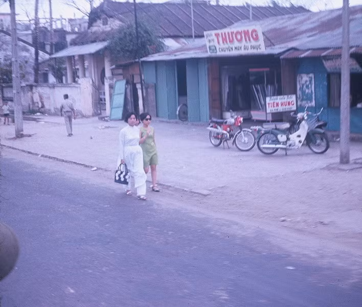 Các cửa hàng, quán ăn cũng thưa thớt hơn nhiều.
