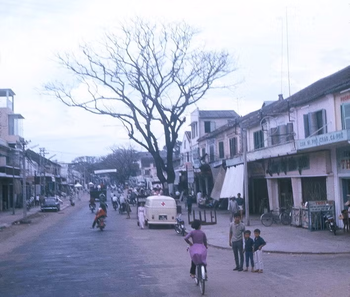 Có thể thấy, cách đây hơn 40 năm, Đà Nẵng là một thành phố khá đơn sơ với rất ít nhà cao tầng, dù đây là thành phố lớn thứ 2 ở miền Nam Việt Nam.
