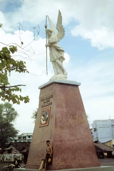 Tượng đài Thiên sứ Micae (giao lộ Nguyễn Trãi - An Bình ngày nay).