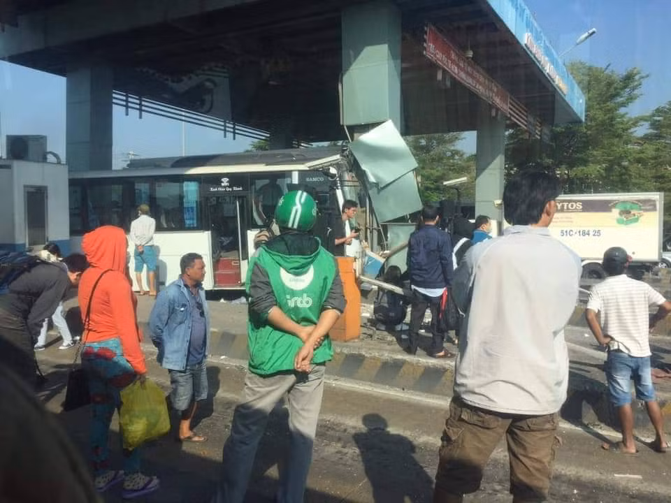 Xe khach dam nat tram thu phi BOT tren cao toc TP HCM - Trung Luong-Hinh-3