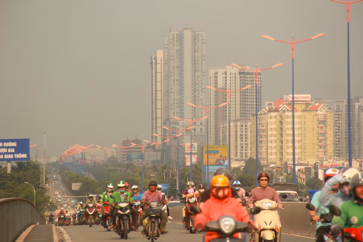 Khu nha giau Sai Gon: Nang thi bui mu o nhiem, mua xuong duong ngap nhu song