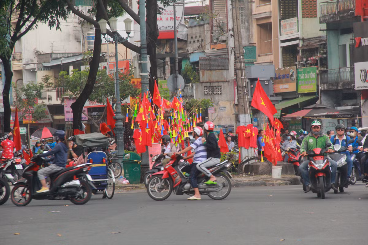 Không khí sôi động, háo hức chờ đợi trận đấu tối nay của đội tuyển Việt Nam đang lan toả ở khắp mọi nơi tại TP.HCM. Nhiều cửa hàng, quán kinh doanh cũng chuẩn bị nhiều màn hình tivi lớn để chiếu trận chung kết tối nay.