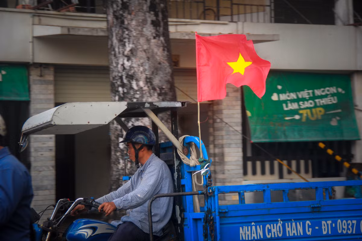 Màu cờ đỏ sao vàng xuất hiện khắp nơi trên phố.