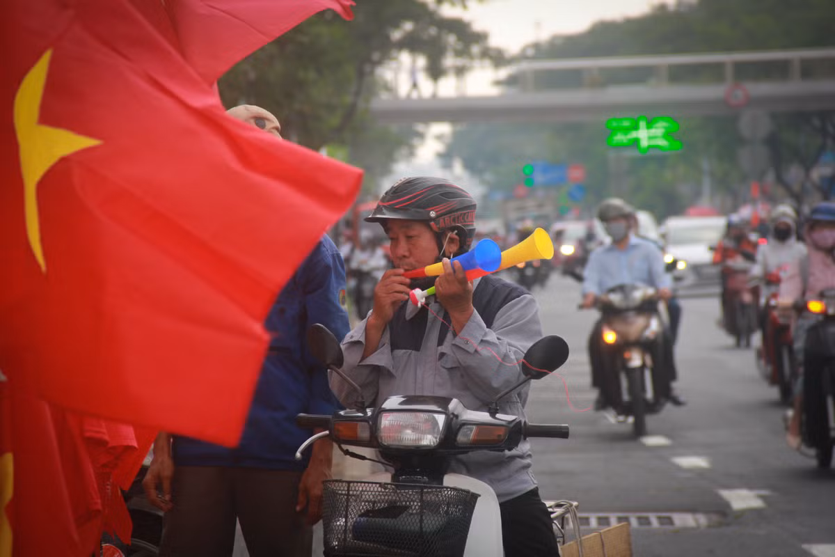 Trên nhiều tuyến phố trung tâm, đặc biệt tại các điểm ngã tư, các giao lộ lớn, màu đỏ rực của cờ đỏ sao vàng rợp khắp nhiều góc đường. Nhiều người đã rục rịch đi mua đồ cổ vũ cho tuyển Việt Nam từ sớm.