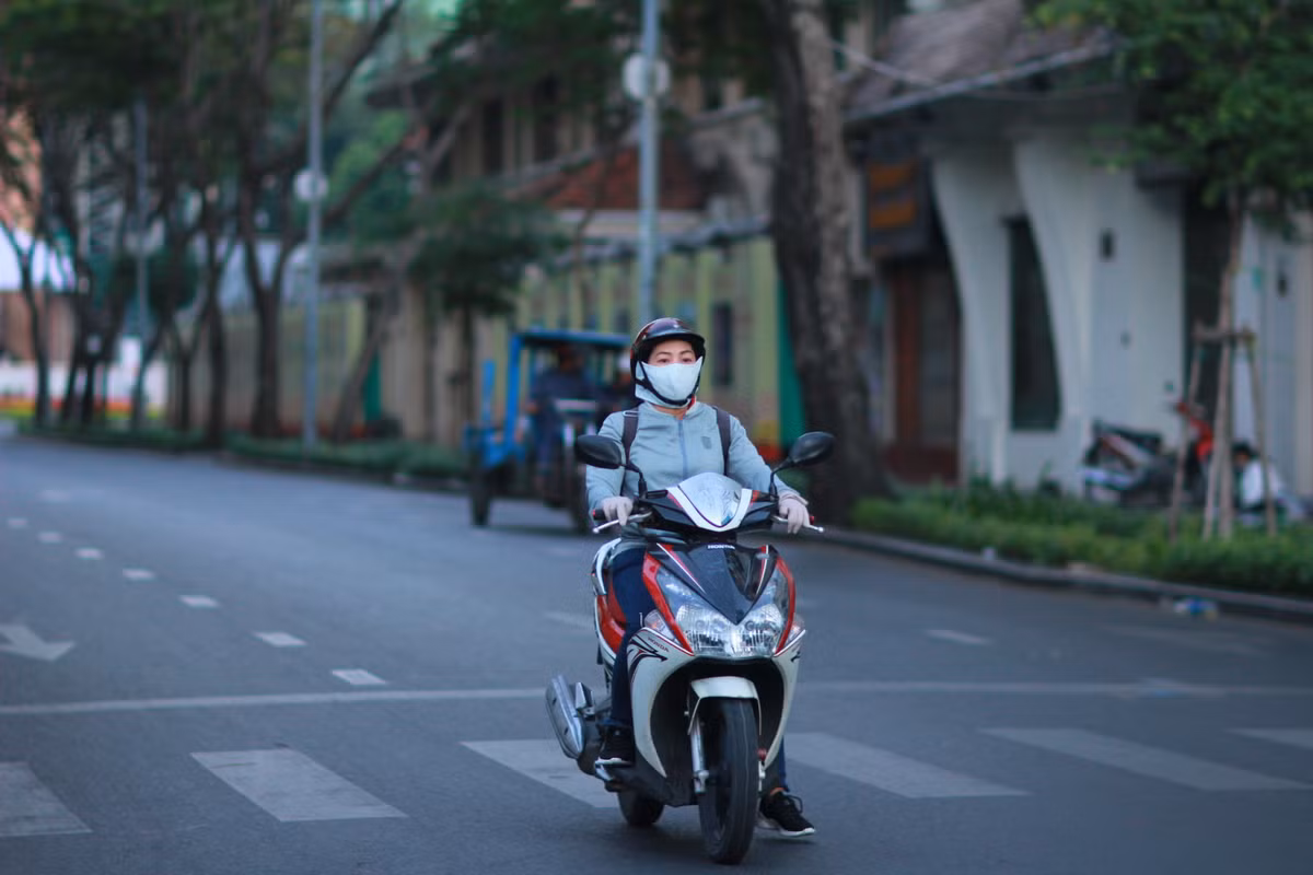 Gió thổi khá mạnh kèm không khí lạnh khiến nhiều người phải mang thêm găng tay, áo khoác ra đường.