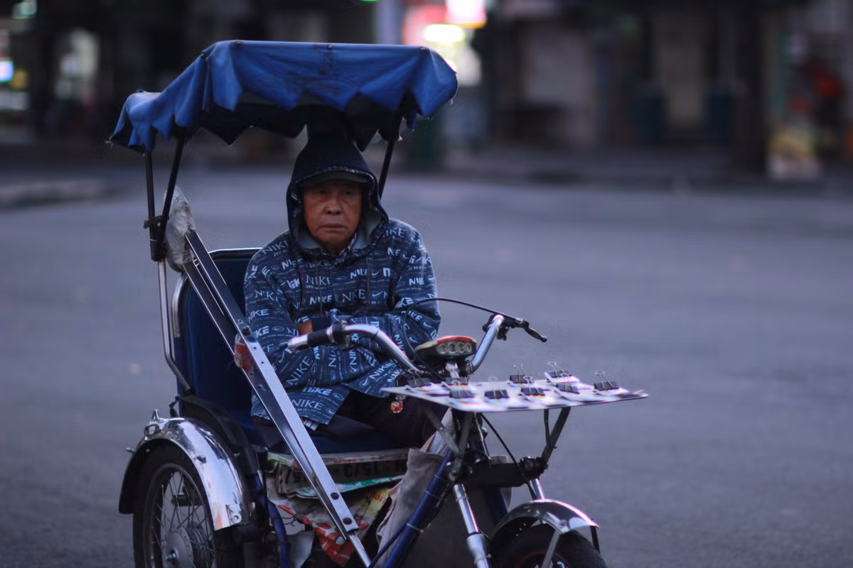 Nhiệt độ giảm mạnh, trời có gió thổi khá mạnh khiến không khí lạnh bao trùm.