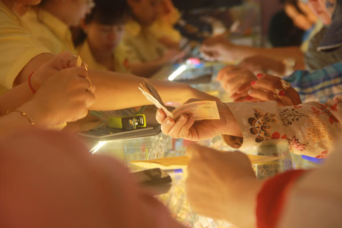 Gia vang tang ki luc, nhieu cua hang o Sai Gon vang khach, e am-Hinh-5