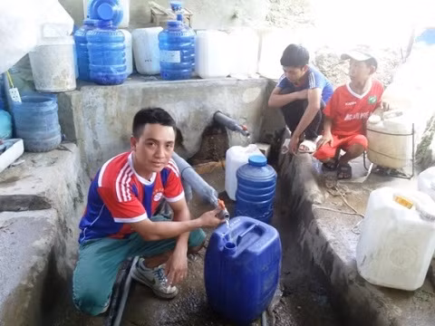 Dan Nghe An doi nang gat, chen nhau mua nuoc thanh-Hinh-2