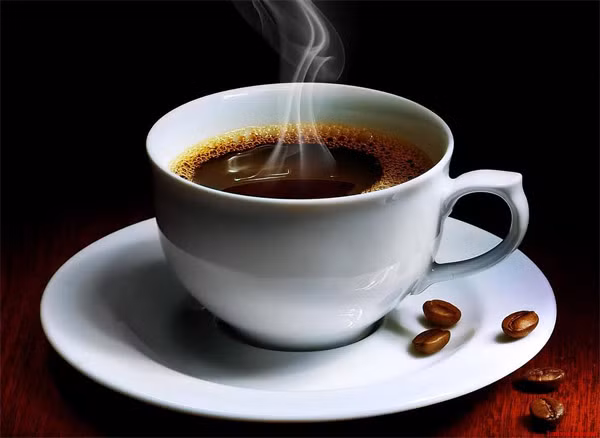 5. Caffeine. Giống như chuối, caffeine có thể có tác dụng theo hai hướng. Caffeine là một chất kích thích có thể làm đi tiêu nhiều và dễ dàng hơn. Tuy nhiên, nếu bạn bị mất nước, bạn có thể thấy rằng caffeine trong cà phê, trà đen, sô cô la khiến bạn bị táo bón hơn.
