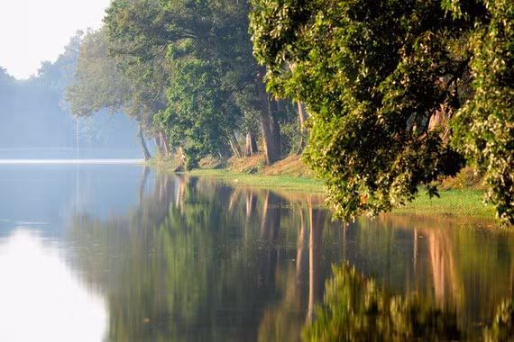 Mặt hồ êm đềm buổi sáng sớm ở phía đông đền.