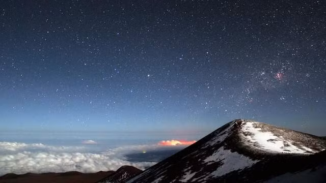 Ở một nơi khác là Mauna Kea với khoảng một triệu năm tuổi. Nó nằm ngủ yên nhưng vẫn gây ấn tượng với độ cao thẳng đứng cao 4205m so với mực nước biển. "Mauna Kea ở Hawaii vừa có vẻ đẹp đến khó tin, vừa là ngôi nhà chứa đựng những kho báu bí mật bao gồm cả một hồ nước đóng băng linh thiêng gần đỉnh chỉ có thể tới được bằng cách đi bộ (chuyến đi sáu dặm với thời gian mười tiếng ), Lesly Simmons nói: “ Bạn có thể thấy tuyết vào mùa đông và không có một đám mây nào. Chúng tôi chỉ tình cờ gặp một cặp đôi leo núi khác từ chân núi tới đỉnh khi chúng tôi đến Lake Waiau”.