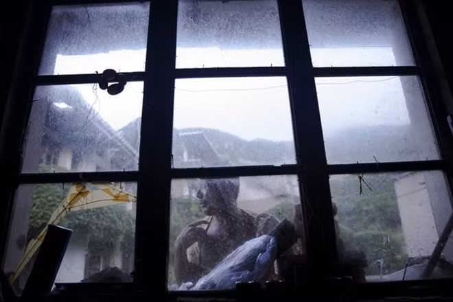 Chỉ còn một vài người vẫn còn ở lại. Họ từ chối rời bỏ ngôi nhà quen thuộc.