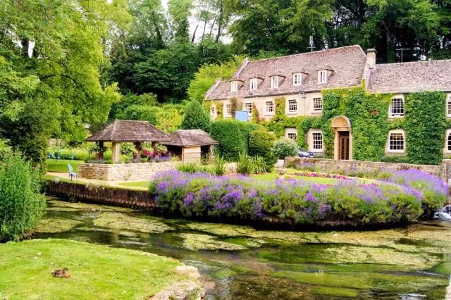 Làng Bibury - Anh: Nằm bên dòng sông Coln hiền hòa với phong cảnh thiên nhiên tươi đẹp.