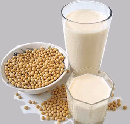 Đặc biệt, sữa đậu nành nhất định phải được đun sôi kỹ trước khi uống. Nguyên nhân bởi sữa đậu nành sống có chứa chất ức chế men trypsin, saponin và một số chất không có lợi khác nên nếu uống sữa đậu nành sống hoặc không được đun sôi kỹ dễ gây buồn nôn, nôn, đau bụng đi ngoài,… thậm chí ngộ độc.