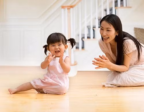 Các nhà nghiên cứu tại Viện Nghiên cứu Trẻ em tại Bryn Mawr College cũng khẳng định trẻ học, phát triển ngôn ngữ với tốc độ khác nhau và các mẹ không nên quá lo lắng khi con mình chưa thể bằng bạn bè cùng lứa.
