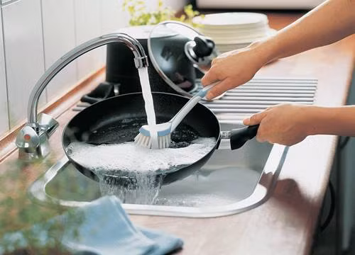 Không rửa nồi trước khi chế biến món ăn. Không ít chị em nội trợ mắc sai lầm khi thấy nồi còn sạch nên sau khi nấu xong món ăn trước, không rửa sạch nồi mà tiếp tục nấu món khác. Điều này vô tình khiến mỡ và thức ăn thừa trước đó tiếp xúc với nhiệt độ cao sản sinh benzopyrene – chất có khả năng gây ung thư. Tốt hơn, bạn nên dành chút thời gian để rửa nồi trước khi bắt tay nấu một món ăn khác.