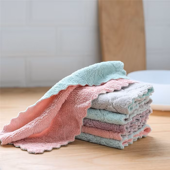 Khi giặt, bạn nên đặt chúng vào túi lưới hoặc giặt riêng với các món đồ khác. Nguyên nhân bởi cấu trúc của những chiếc khăn này rất dễ thu hút xơ vải từ quần áo. Đồng thời, bạn không nên dùng nước xả vải cho khăn lau, làm giảm độ bền của chúng.