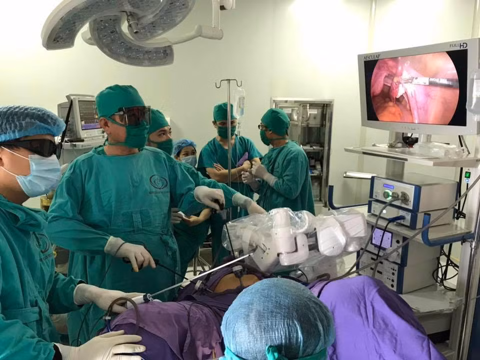 Ung dung canh tay robot trong phau thuat noi soi tai BV San Nhi Quang Ninh