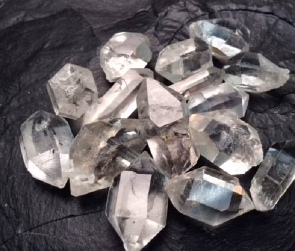 Tinh thể Herkimer thực ra không phải là kim cương như nhiều người nghĩ. Thực chất, chúng là những tinh thể thạch anh hai đầu, được phát hiện tại các mỏm đá dolomit. Có ngoại hình trong suốt và nhìn giống kim cương.