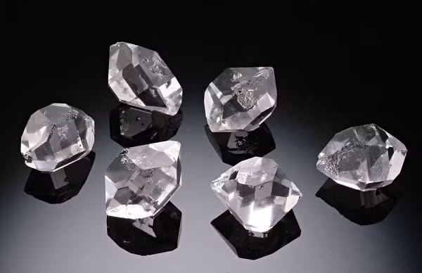 Một điểm khác biệt lớn khác giữa kim cương Herkimer và kim cương thật là các tinh thể này có độ cứng 7,5 và kim cương có độ cứng là 10.