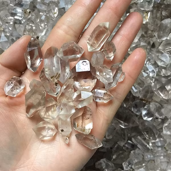 Cái tên kim cương Herkimer được đặt theo nơi chúng được tìm thấy ở Herkimer, New York.
