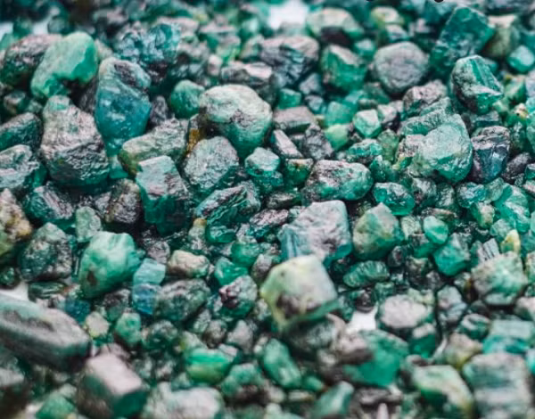 Ngọc lục bảo với tên khoa học là Emerald được mệnh danh là Nữ Hoàng của các loại đá quý. Là một trong những loại đá được yêu thích được sử dụng trong hơn 4.000 năm qua. Chúng sánh ngang với các loại đá quý khác như Kim Cương, Ruby, Sapphire, Ngọc Trai hay Cẩm Thạch…