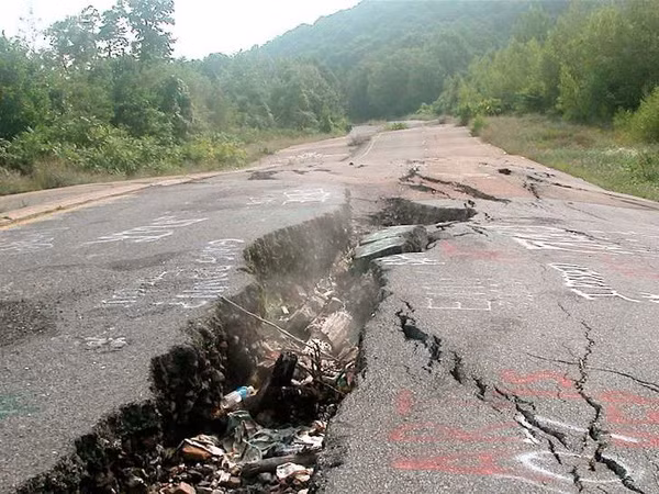 Tính đến thời điểm này, ngọn lửa bên dưới Centralia bao phủ một khu vực rộng 15,5 km2 và được dự đoán cháy thêm... 250 năm. Ngày nay Centralia là thị trấn ít người ở nhất ở Pennsylvania. Vào năm 2018, chỉ có 6 cư dân sinh sống tại đây.