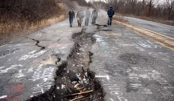 Vào những năm 1800, thợ mỏ ở Centralia đào những con đường hầm ngoằn ngoèo dưới lòng đất để khai thác các mỏ than được xếp vào hàng lớn nhất thế giới. Tuy nhiên đến năm 1962, Centralia - hay nói đúng hơn là các mỏ than bên dưới Centralia - không bắt đầu bốc cháy, theo đúng nghĩa đen.