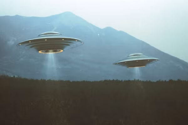 UFO được cho quan tâm đến công nghệ của con người và trang trại gió là trang trại mới nhất trong việc thu hoạch năng lượng miễn phí để làm cho một hành tinh sạch hơn.