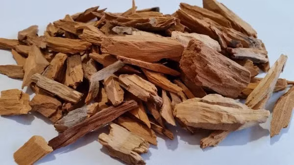 Lõi gỗ đàn hương với màu vàng nâu, vị cay, mùi thơm, tính ấm, có tác dụng lý khí, ôn trung, hòa vị, chỉ thống và được dùng điều trị các chứng như: đau bụng vùng dạ dày và bụng dưới, tiểu buốt do viêm đường tiết niệu, phong thấp, đau nhức xương, động kinh, nấc, nôn ra máu và ho lâu ngày có đờm.
