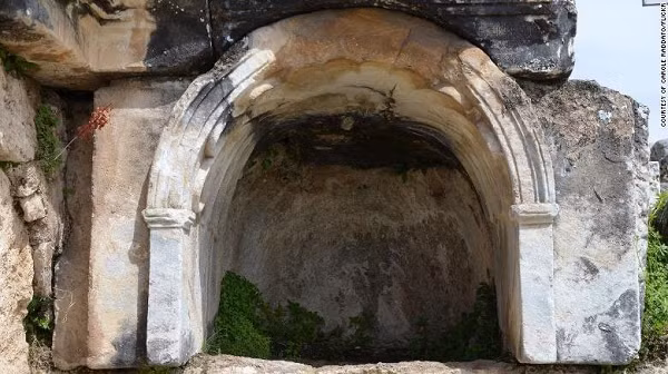 2000 năm trước, hàng loạt khách lữ hành đến một ngôi đền Hy Lạp – La Mã ở TP Hierapolis, nay là Thổ Nhĩ Kỳ, tọa lạc bên trên một hang động được đồn đại là cánh cổng địa ngục.