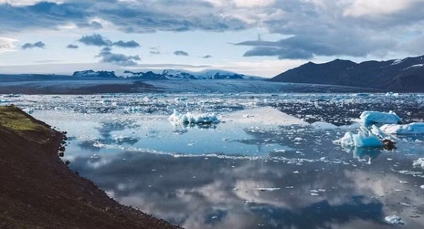 Ở Alaska, nơi đất đóng băng vĩnh cửu chiếm 85%, tình trạng tan chảy khiến mặt đường biến dạng. Nhà cửa ở các thành phố tại Siberia bị rạn nứt.