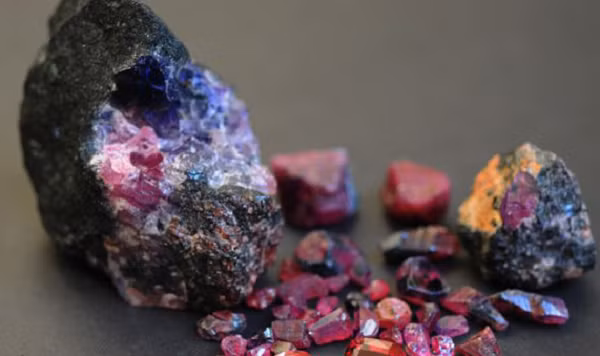 Đá Sapphire chủ yếu được sử dụng để làm trang sức: nhẫn, vòng tay, dây chuyền, lắc tay hay vương miện Hoàng gia làm tôn lên vẻ đẹp sang trọng quý phái của những người tầng lớp thượng lưu, ngoài ra đá Sapphire còn được dùng làm vật phẩm phong thủy, làm đá hộ mệnh.