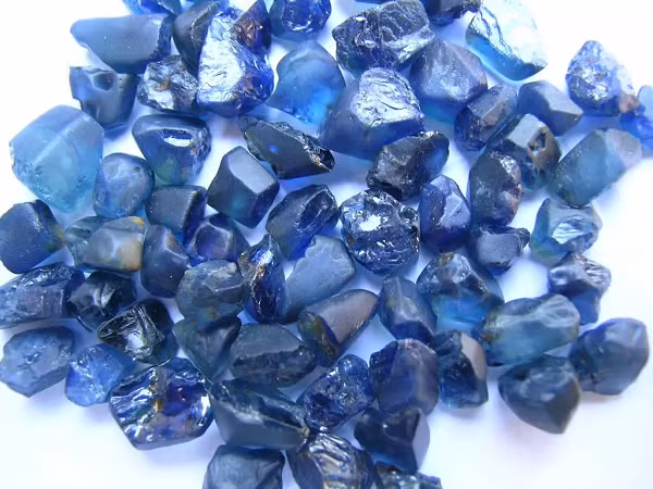 Sau nhiều lần thẩm định, những người có chuyên môn xác định đây là đá Sapphire chưa được đánh bóng. Đá Sapphire là 1 khoáng vật corundum có độ bền cao cùng chung người anh em là Ruby, ngoại trừ corundum màu đỏ được gọi là Ruby, còn lại tất cả những khoáng vật được hình thành từ corundum có màu sắc khác được gọi là Sapphire.