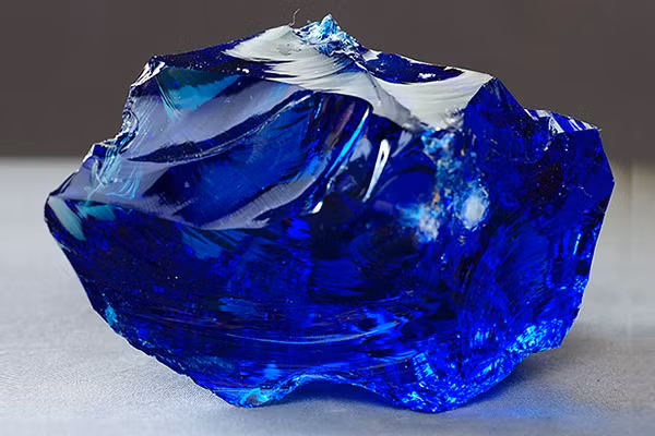 Nguồn gốc tên gọi của đá Sapphire bắt nguồn từ tiếng Hy Lạp với nghĩa “Đá màu Xanh da trời”. Dễ nhận thấy dòng đá quý có màu xanh biển nổi bật hơn cả. Điều này có được nhờ các lớp Titan, Crom, Magie,… trong thành phần cấu tạo của đá tạo nên.