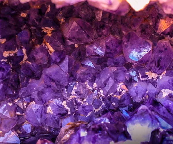 Theo thuyết ngũ hành, đá Sapphire là bùa may mắn cho những người mệnh Mộc, mệnh Thủy. Theo đó, khi mang trang sức đính đá Sapphire, chủ nhân sẽ luôn gặp được may mắn và thịnh vượng trong đời sống. Mời các bạn xem video: Khung cảnh thiên nhiên tuyệt đẹp tại các quốc gia ít dân nhất thế giới. Nguồn: VTC. 