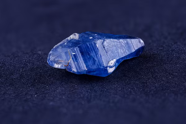 Thông thường, đá sapphire thường bị chôn vùi dưới các các lớp trầm tích, nhưng với dòng chảy của nước, bề mặt đất được cuốn trôi từng chút từng chút một để lộ ra những viên sapphire ngay mép nước, giúp ta có thể thấy bằng mắt thường.