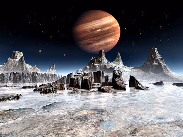 Trước đây, NASA từng tuyên bố về việc phát hiện ra hơi nước, nhưng mới chỉ là dạng hơi nước tạm thời thông qua các luồng tia phun lên từ đại dương ngầm bên dưới bề mặt đa phần là băng giá của Europa.