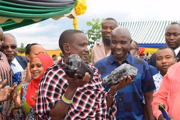 Một người thợ mỏ 52 tuổi ở Tanzania, ông Saniniu Laizer đã liên tục gặp may mắn khi đào được 2 viên đá Tanzanite quý hiếm nhất thế giới nặng 9,2 kg và 5,8 kg vào tháng 6/2021, và mới đây ông lại đào được viên đá thứ 3 khác nặng 6,3 kg.