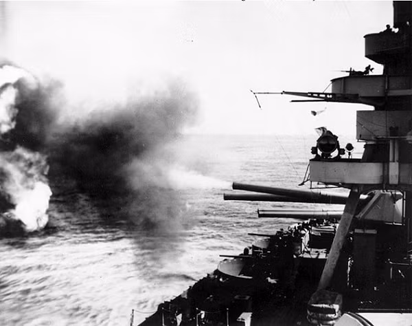Iwo Jima - cũng là trận đánh quy mô lớn cuối cùng giữa Thuỷ quân Lục chiến Mỹ trước Lục quân Nhật và nó cũng được coi là trận đánh đẫm máu nhất mặt trận Thái Bình Dương với thương vong khủng khiếp của cả hai bên.