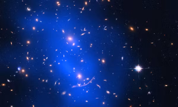 Sức mạnh làm cong không thời gian của nó đã khiến vùng không gian trước tầm quan sát của Hubble trở thành một thấu kính kỳ ảo, các hình ảnh phía sau đều bị nhân lên, làm méo mó.