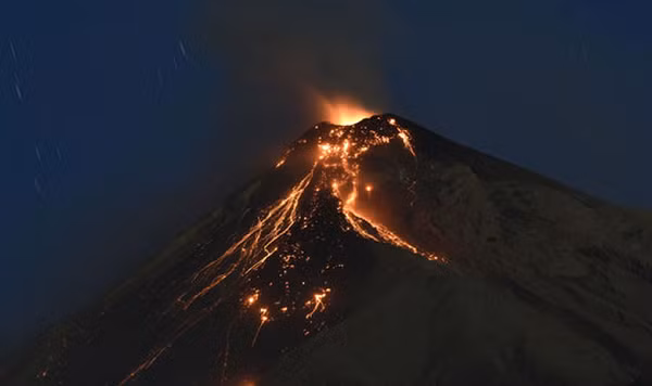 Ngày 23/9, núi lửa Fuego, núi lửa hoạt động mạnh nhất Trung Mỹ nằm cách thủ đô Guatemala 45km về phía Tây, đã phun trào trở lại, tạo ra những cột tro bụi và luồng mạt vụn núi lửa lớn.