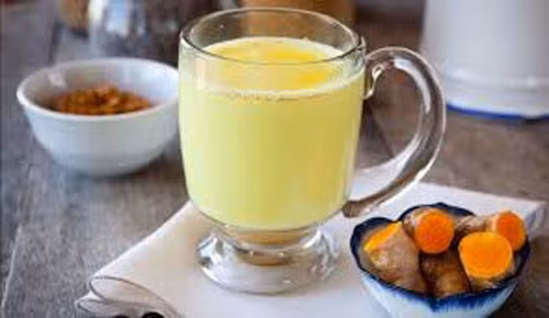 Nghệ là loại gia vị có nguồn gốc từ Ấn Độ và phổ biến trên toàn thế giới. Với nghệ không, có thể có mùi hăng và khó uống, vì vậy bạn hãy làm sữa nghệ sẽ có vị dễ chịu hơn và nghệ cũng tăng gấp đôi tác dụng khi được kết hợp với sữa.