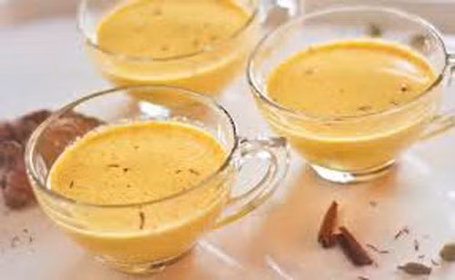 Làm đẹp da. Cả nghệ và sữa đều có đặc tính chống viêm, chống oxy hóa. Vì vậy khi kết hợp hai loại này lại sẽ tăng tác dụng gấp đôi, giúp tiêu diệt các gốc tự do, tác nhân gây hại da làm cho da sáng bóng, mịn màng.