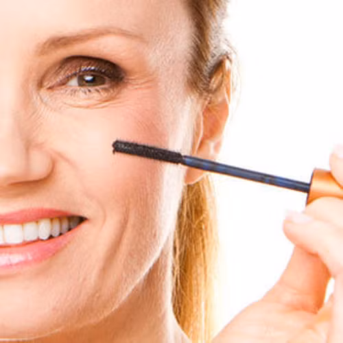 Ngụy trang bằng make up. Trang điểm là cách che dấu mệt mỏi hoàn hảo nhất. Giấu quầng thâm bằng kem che khuyết điểm sẫm hơn màu da, màu hồng tươi để mang lại màu sắc cho đôi má, chuốt mi để đôi mắt to và có hồn hơn. Cuối cùng là một chút son hồng sẽ thức tỉnh cả khuôn mặt bạn. Nên nhớ rằng, chỉ nên make up nhẹ nhàng thôi nhé.