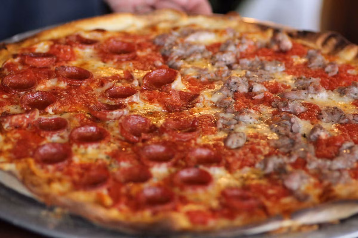 Bánh pizza đứng hàng đầu trong các thực phẩm có hại cho tim mạch. Vỏ bánh chứa hàm lượng cacbon hydrate và muối rất cao; lớp phô mai cũng chứa hàm lượng chất béo và muối nhiều không kém. Đấy là còn chưa kể hàm lượng natri cao được tìm thấy ở nước sốt của loại đồ ăn nhanh này không hề có lợi cho sức khỏe, nhất là bệnh tim mạch.