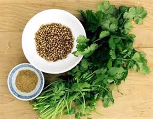 Hạt mùi. Hạt mùi có tính chất chống viêm, có thể làm giảm sưng tất cả các loại mụn. Hãy đun sôi một thìa hạt mùi trong 5 phút, sau đó lấy bông thấm vào mụt lẹo. Làm như vậy 3 lần mỗi ngày cho đến khi mụn xẹp.