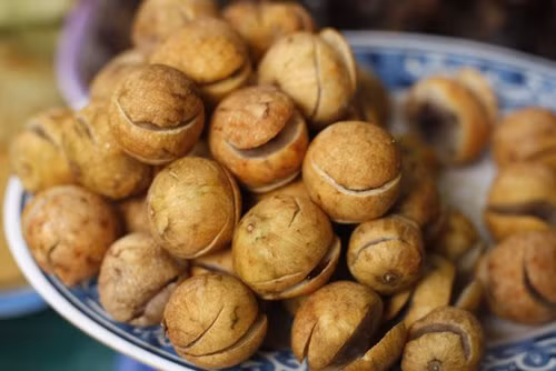 Là loại quả khá phổ biến ở miền Bắc, nhưng chỉ có người Hà Nội mới sử dụng sấu chin như một thứ quà vặt đường phố. Chẳng biết tự khi nào, sấu chín mùa thu Hà Nội đã trở thành món quà quý cho bạn bè bốn phương.